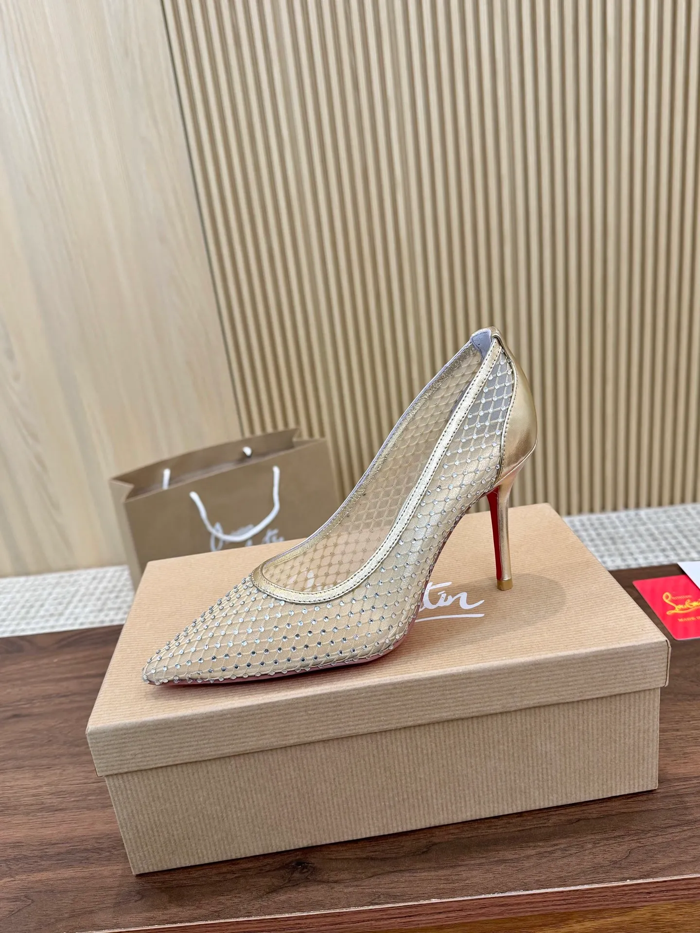 👟👟Ex-factory price 440👟👟 Genuine leather sole +40 Year-round shipment💝Christian Louboutin CL👠 Classic "💎Cow Patent Leather💎Series" noble and luxurious, real blingbling✨ Real materials, all customized by the pattern maker, and the materials are made of original customized materials, achieving the taste of the original 6 color options💍 Upper: imported 👉cow patent leather💪 lining: sheepskin foot pad/lining code number: 34-40.41.42 heel height: two options: 10.5cm and 8.5cm